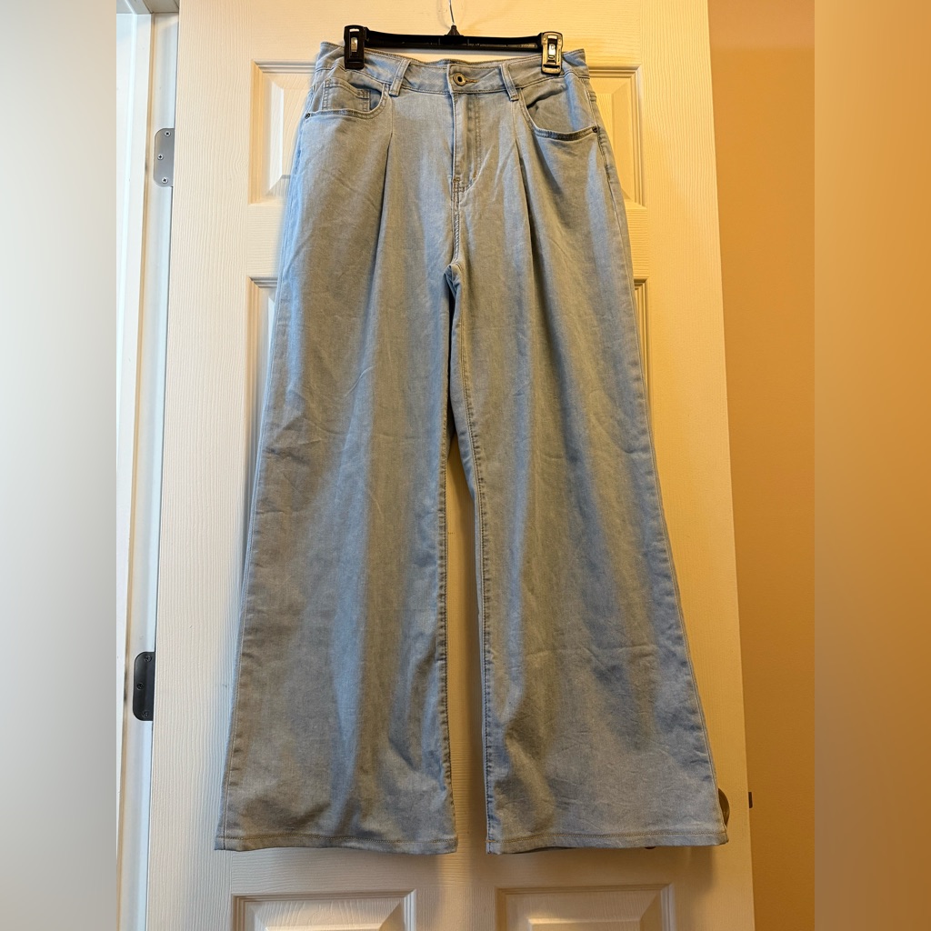 V Milano Italian Light Blue Flare Jeans Size 6